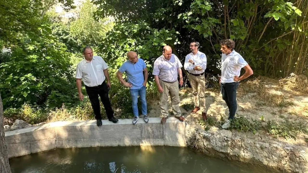 El consejero de Agricultura, Ganadería y Desarrollo Rural, Julián Martínez Lizán, ha inaugurado las obras de mejora de los regadíos históricos de Villatoya y Alcalá del Júcar