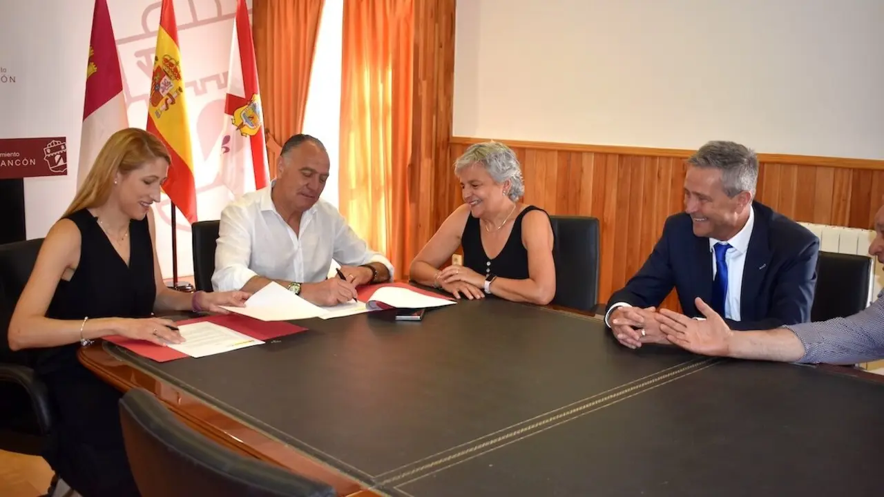 La Jefatura Provincial de Tráfico y el Ayuntamiento de Tarancón firman un convenio para abrir un aula informatizada de exámenes teórico