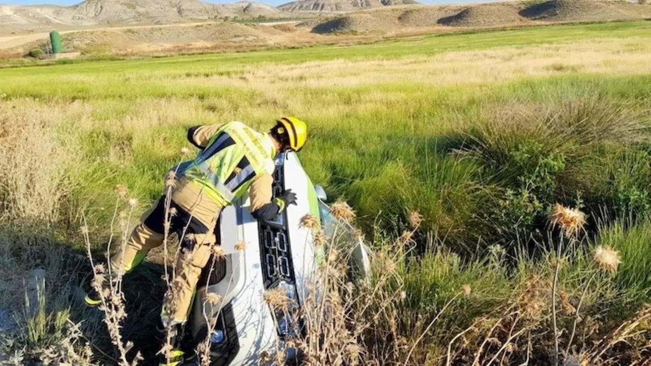 Rescatan a conductor tras volcar su coche en el cauce de un arroyo en Belinchón