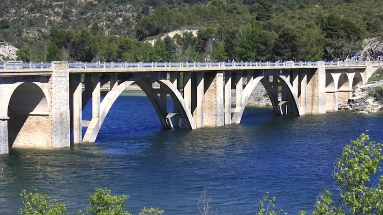 Herido un joven de 26 años al lanzarse al río Tajo desde un viaducto en Durón (Guadalajara)