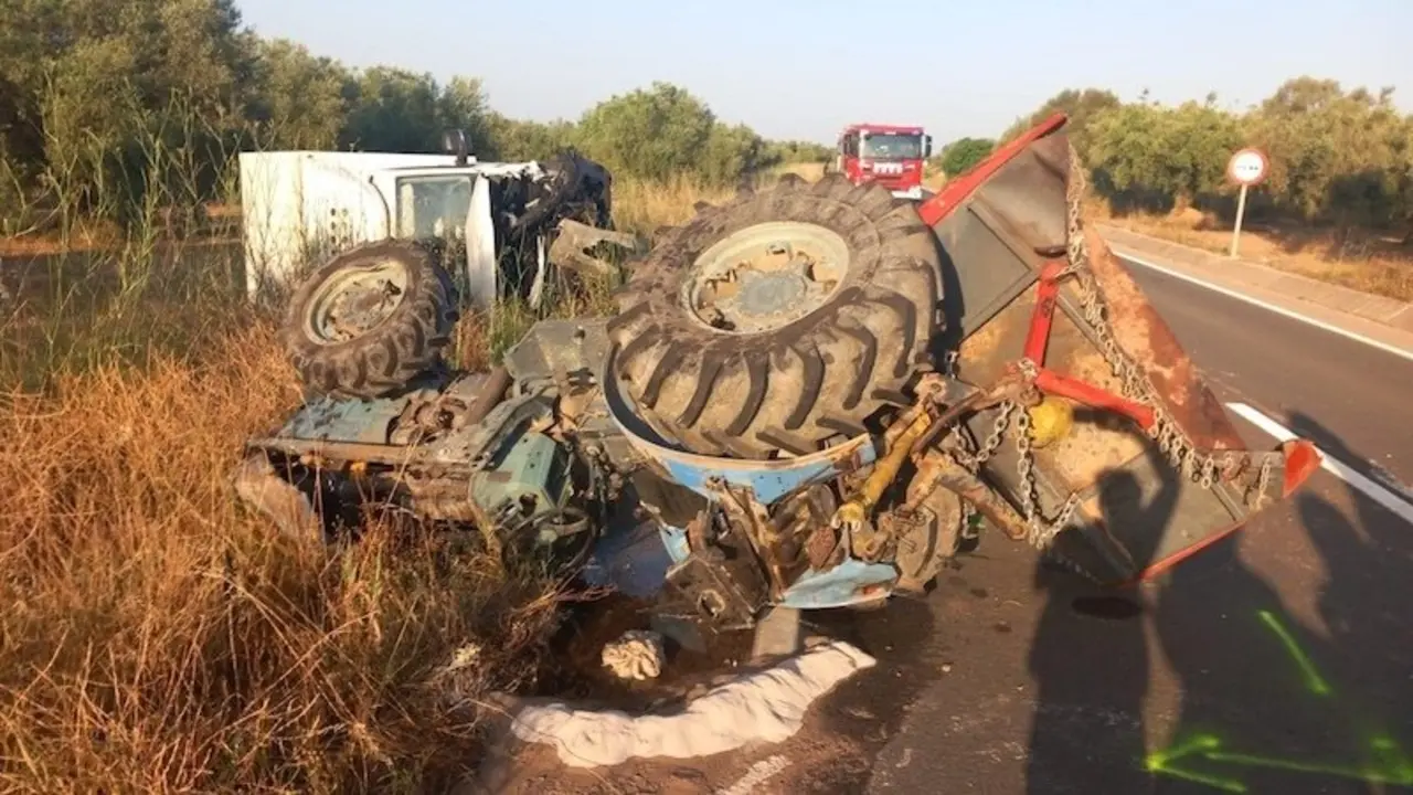 Muere el conductor de un tractor al colisionar con un camión en una carretera - Fotografía: Diari de Tarragona