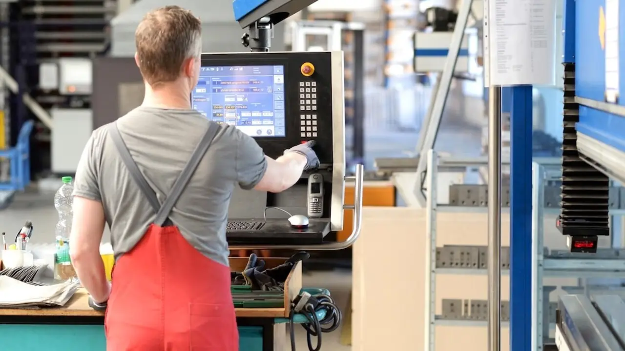 Las ventas de la industria manufacturera en Castilla-La Mancha llegaron a 30.525 millones en 2024, trabajador, industrial, PIB, fábrica,&nbsp;