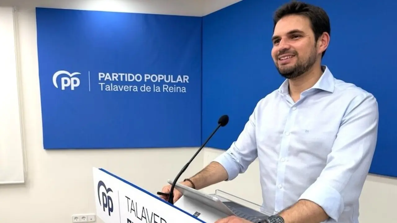 El viceportavoz del PP en las Cortes de Castilla-La Mancha, Santiago Serrano, durante la rueda de prensa que ha ofrecido en Talavera