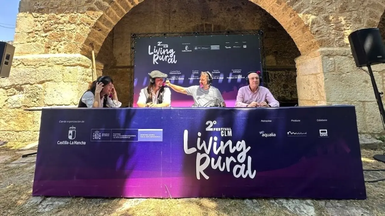 El comisionado del Reto Demográfico, Jesús Alique, ha participado el festival itinerante ‘Living Rural Castilla-La Mancha’ que ha parado este sábado en la localidad de Peralejos de las Truchas (Guadalajara)