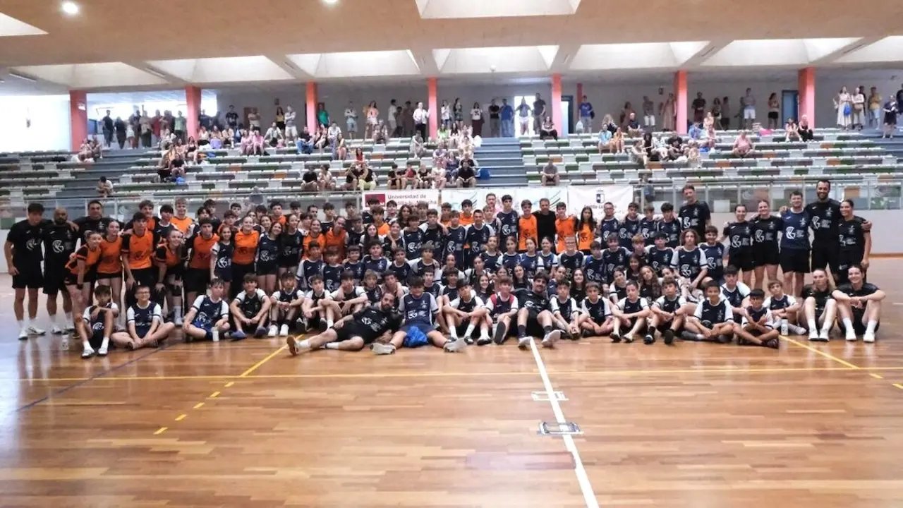 El director general de Juventud y Deportes, Carlos Yuste, ha participado en el acto de clausura del V Campus de Balonmano ‘Gonzalo Pérez de Vargas’, que se ha celebrado en el Pabellón ‘Javier Lozano’ de Toledo