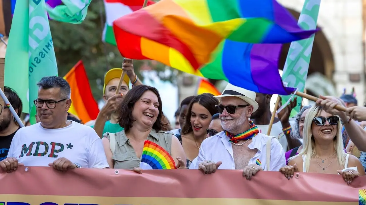Manifestación por los derechos LGTBI con motivo del Día del Orgullo 2025, que termina con la lectura de un manifiesto y la entrega de los premios 'Javier Fernández', este sábado en Toledo - EFE/Ángeles Visdómine