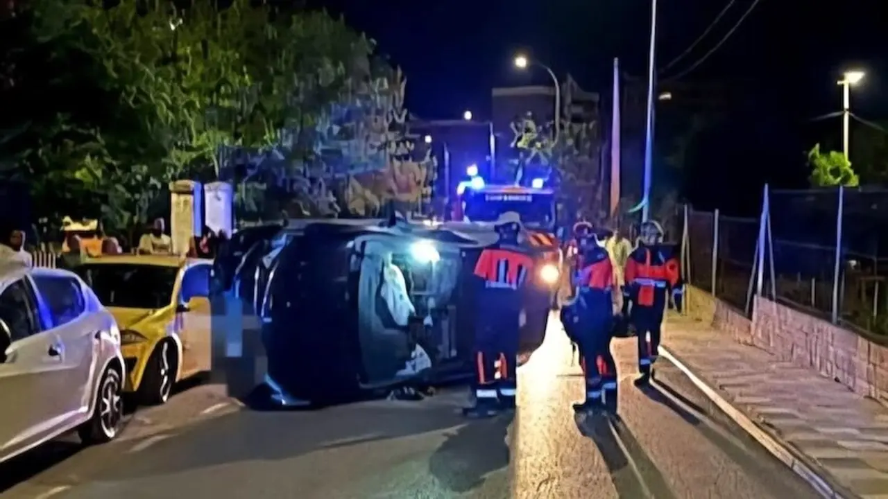 Vuelca en una calle de Cuenca un coche cuyo conductor da positivo en alcoholemia