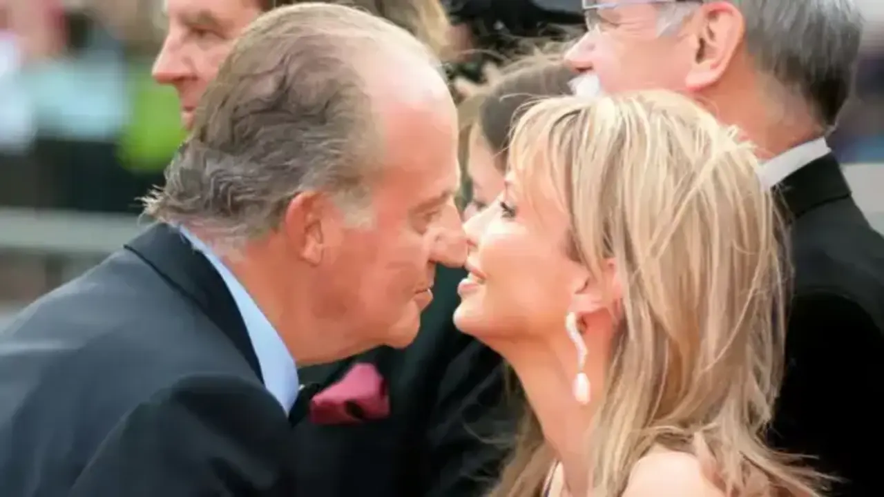 En la imagen de archivo el rey Juan Carlos saluda a Corinna
