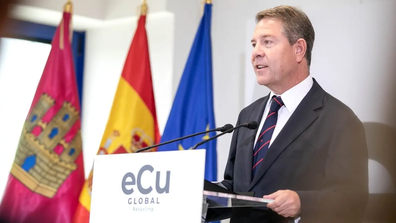 El presidente autonómico, Emiliano García-Page, inaugura, en Cabanillas del Campo (Guadalajara), las instalaciones de la empresa ´eCu Global Recycling´