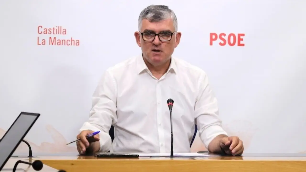 El presidente del Grupo Socialista en las Cortes de Castilla-La Mancha, Ángel Tomás Godoy, en rueda de prensa