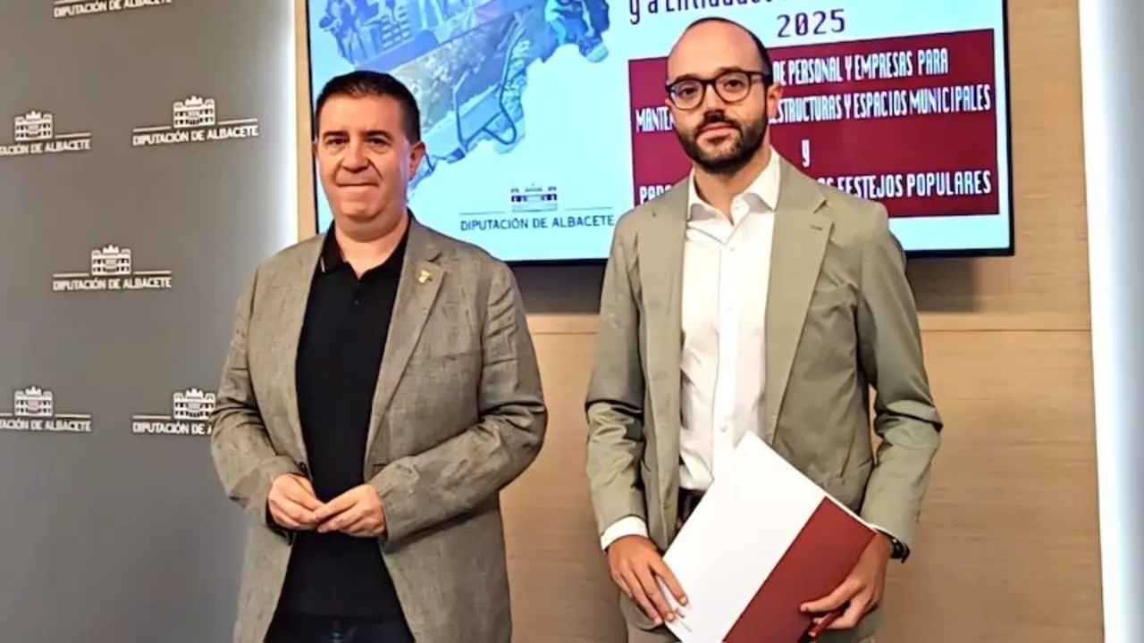 El presidente de la Diputación, Santi Cabañero, y el vicepresidente, Fran Valera, han informado de las nuevas ayudas a entidades locales