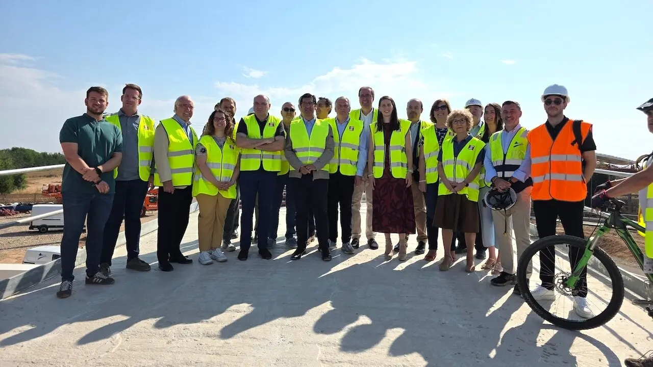 El vicepresidente segundo del Gobierno de Castilla-La Mancha, José Manuel Caballero, ha visitado las obras de la pasarela que conectará Ciudad Real y Miguelturra