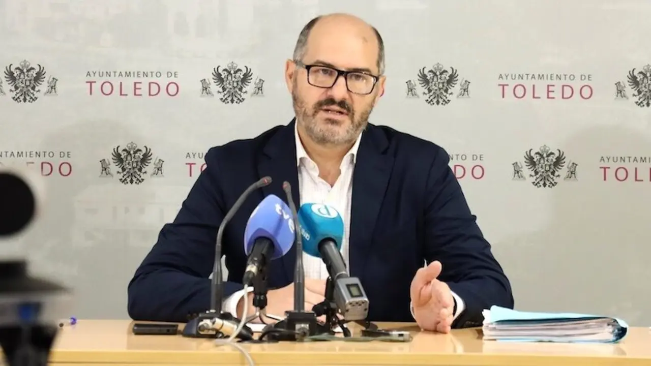 El concejal de Turismo, Vivienda y Relaciones con la UCLM, José Manuel Velasco ha detallado el borrador de la nueva ordenanza municipal para la regulación de la actividad turística y convivencia ciudadana en Toledo