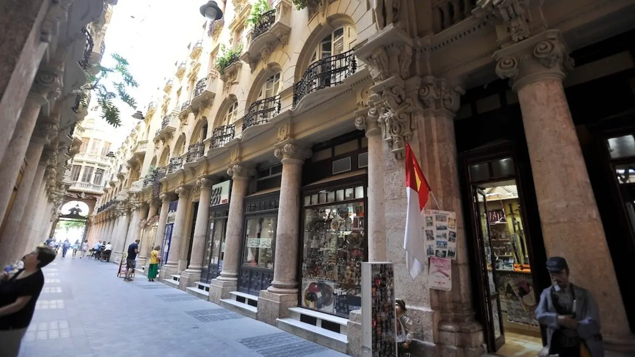 El Pasaje Lodares de Albacete, una de las calles más bonitas de España, cumple un siglo - EFE/Manu