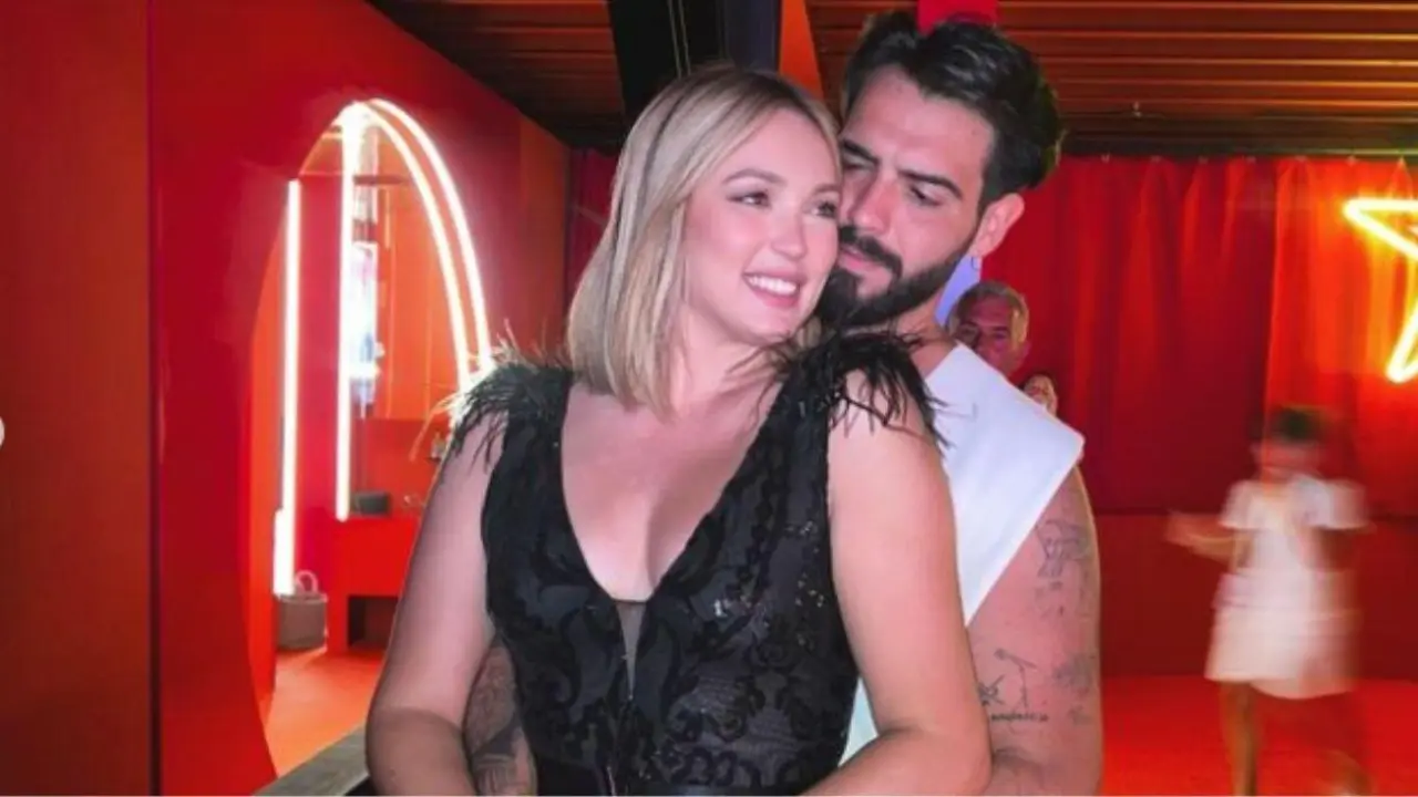 En la imagen de archivo Marta Riesco junto a su novio Alejandro Caraza