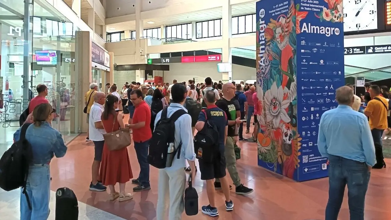 En la imagen pasajeros agolpados este martes en la estación de ferrocarril de Ciudad Real