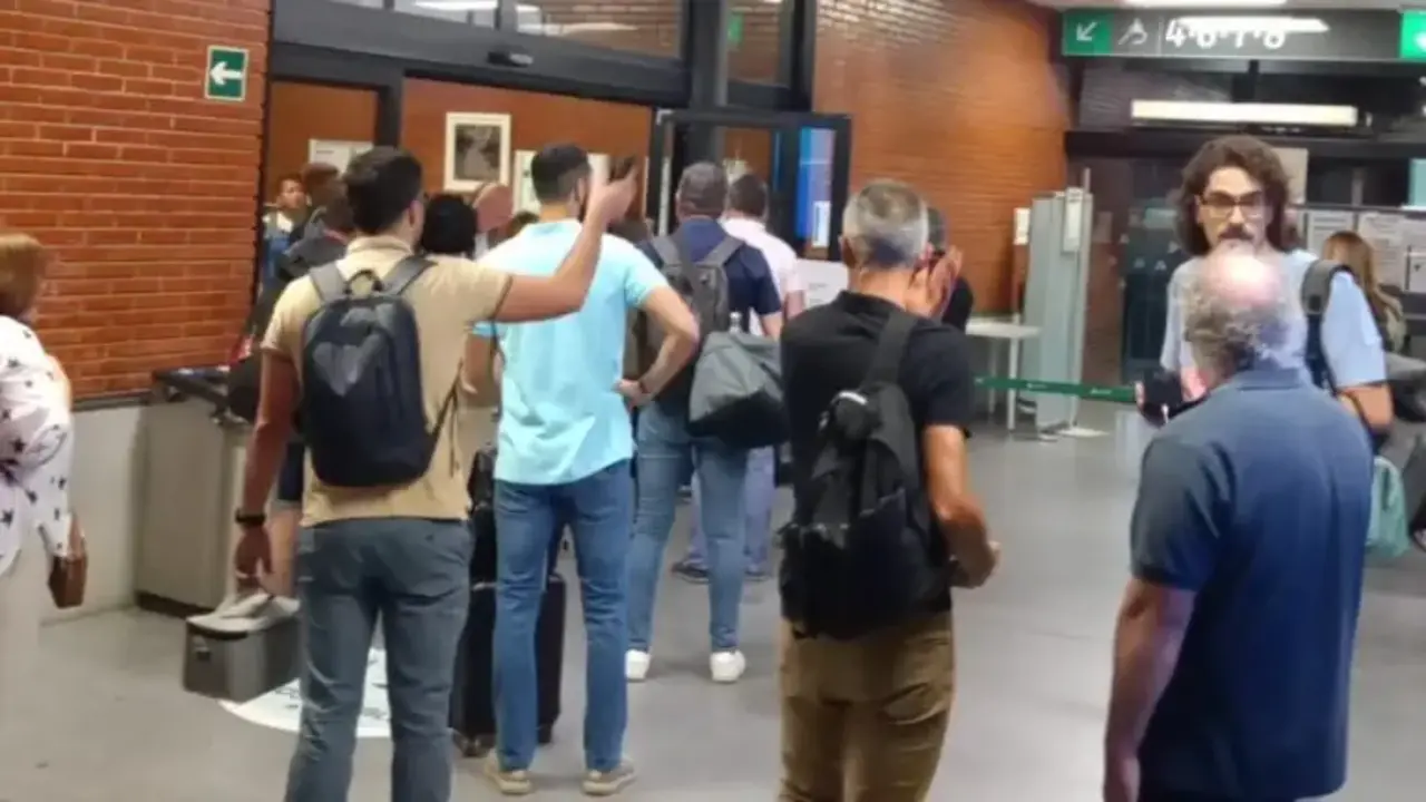 En la imagen pasajeros agolpados este martes en la estación de ferrocarril de Ciudad Real
