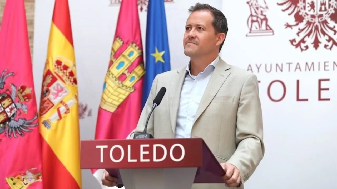 El alcalde de Toledo, Carlos Velázquez, durante su intervención este martes en un acto en el Ayuntamiento