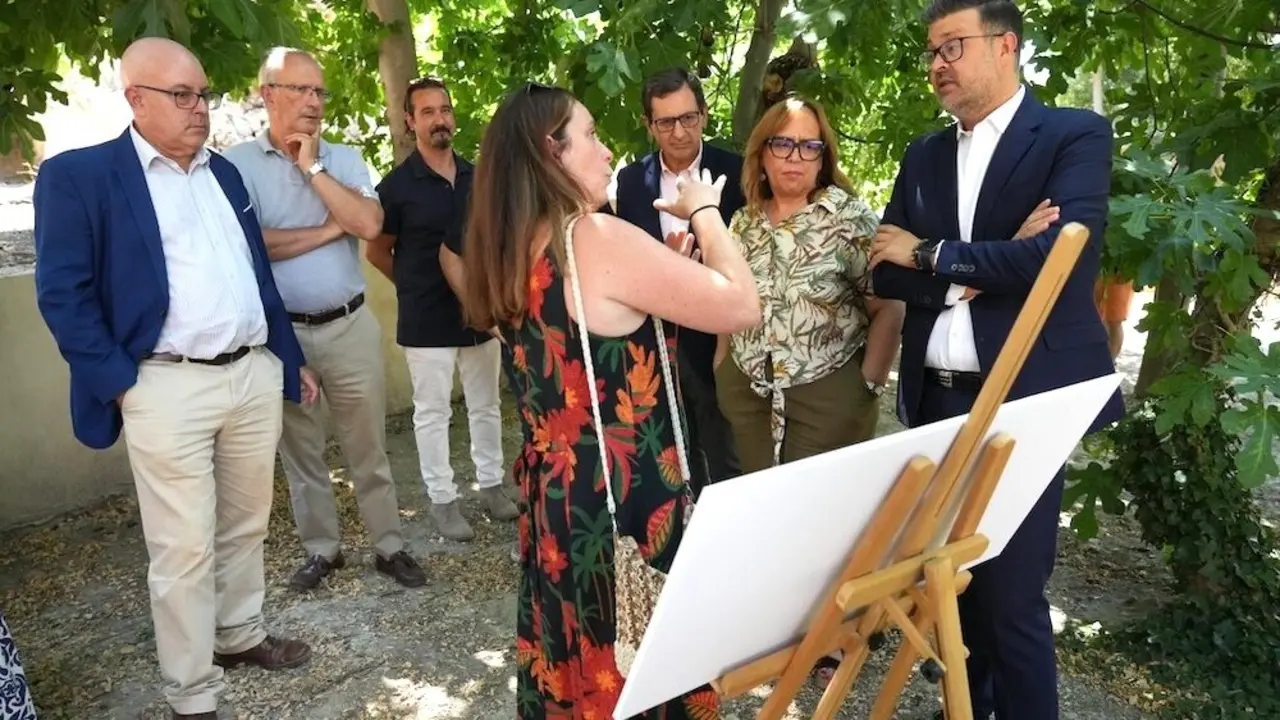 El consejero de Educación, Cultura y Deportes, Amador Pastor, durante la visita que ha realizado a la Escuela de Arte de Toledo, donde ha comprobado los trabajos realizados para la rehabilitación del antiguo muro del Convento de Santa Ana y de los accesos al área del Horno de Botella
