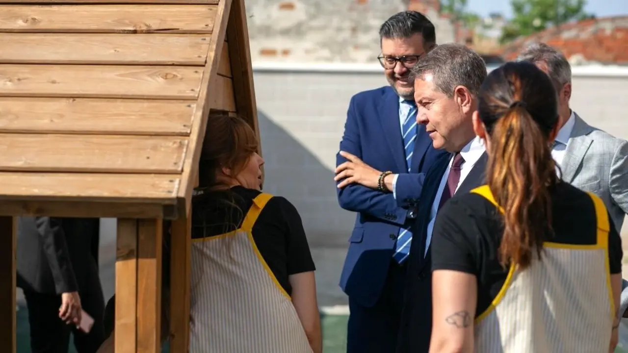 El presidente de Castilla-La Mancha, Emiliano García-Page, ha inaugurado en Yuncler (Toledo) la Escuela Infantil ´Pequeños Alhajas´