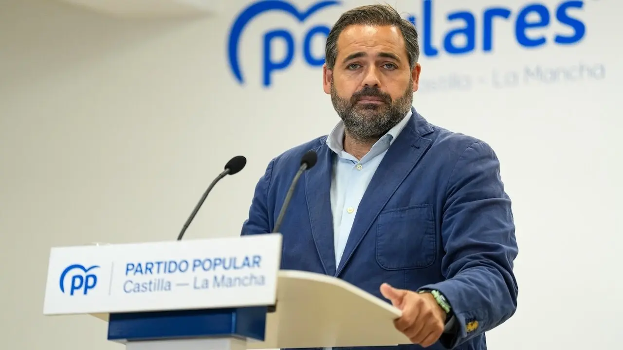 El presidente del PP de Castilla-La Mancha, Paco Núñez, durante la rueda de prensa que ha ofrecido en la sede de los 'populares' en Toledo