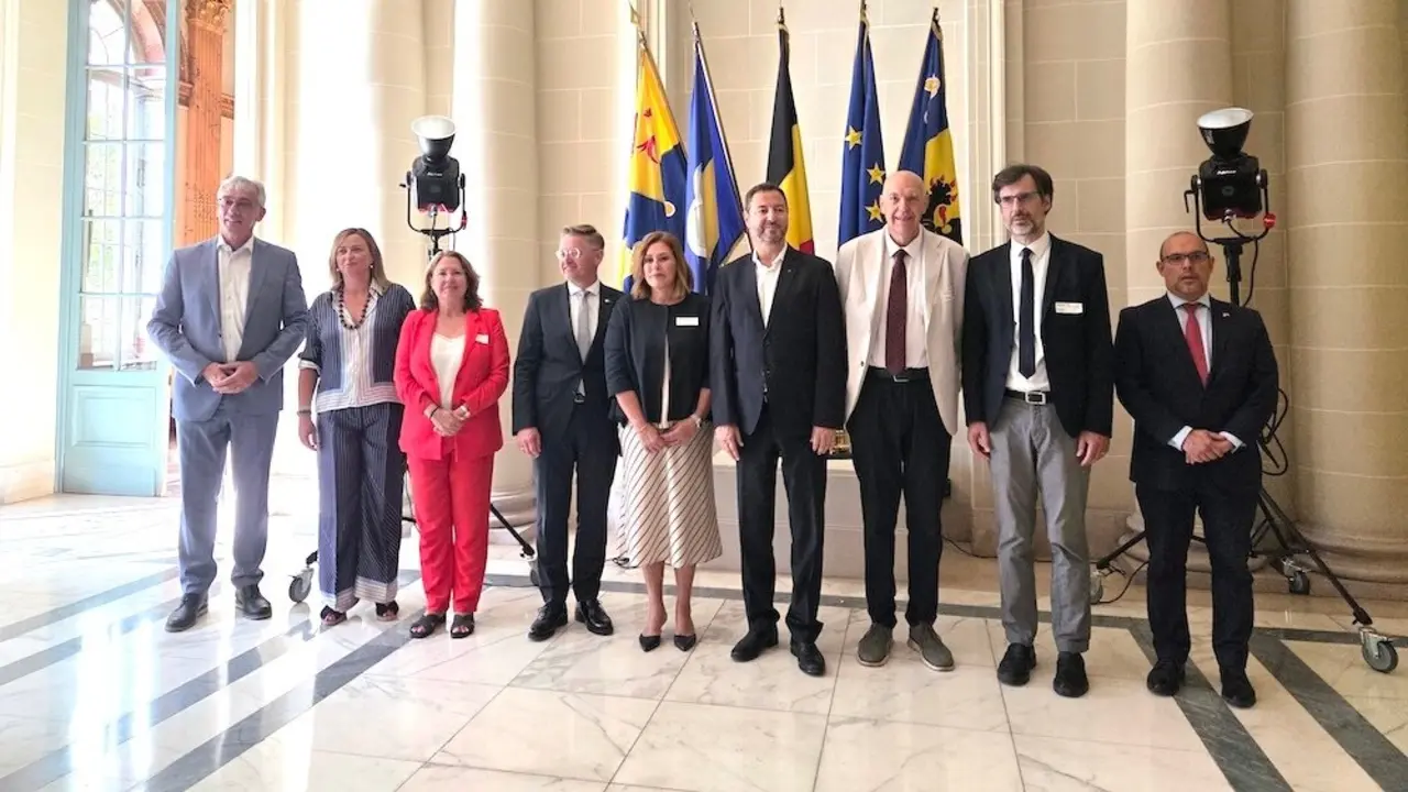 El presidente de las Cortes de Castilla-La Mancha, Pablo Bellido (d), ha participado en Bruselas en las reuniones de la Conferencia de Asambleas Legislativas de las Regiones de Europa (CALRE)