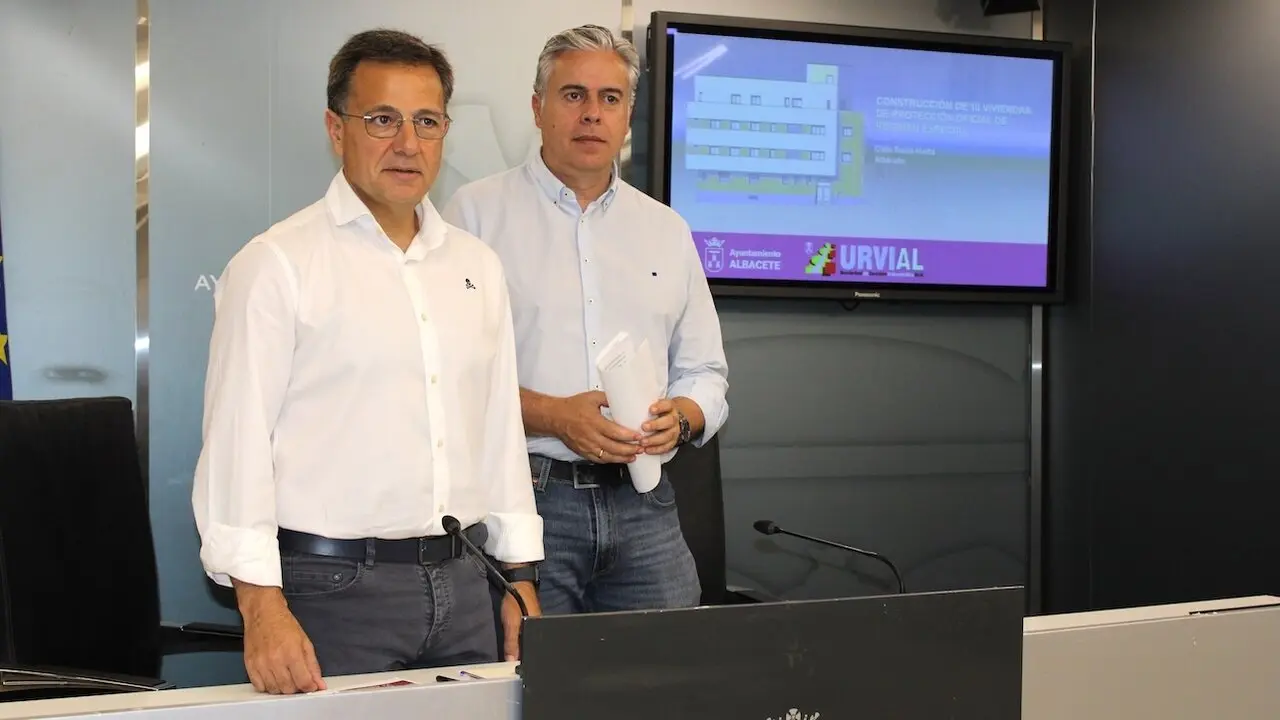 El alcalde de Albacete, Manuel Serrano, ha presentado el proyecto para la construcción de nuevas viviendas de protección oficial en la ciudad