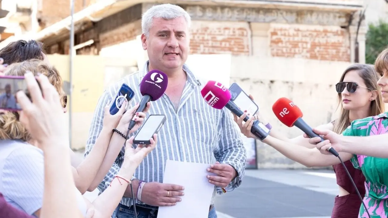 El segundo teniente de alcalde y concejal de Urbanismo del Ayuntamiento de Guadalajara, Alfonso Esteban, atendiendo a los medios