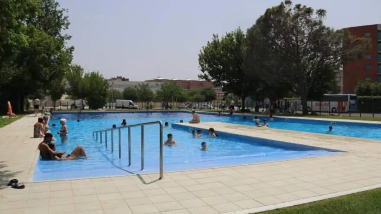 Un joven agrede sexualmente a una chica en una piscina y se enfrenta con policías