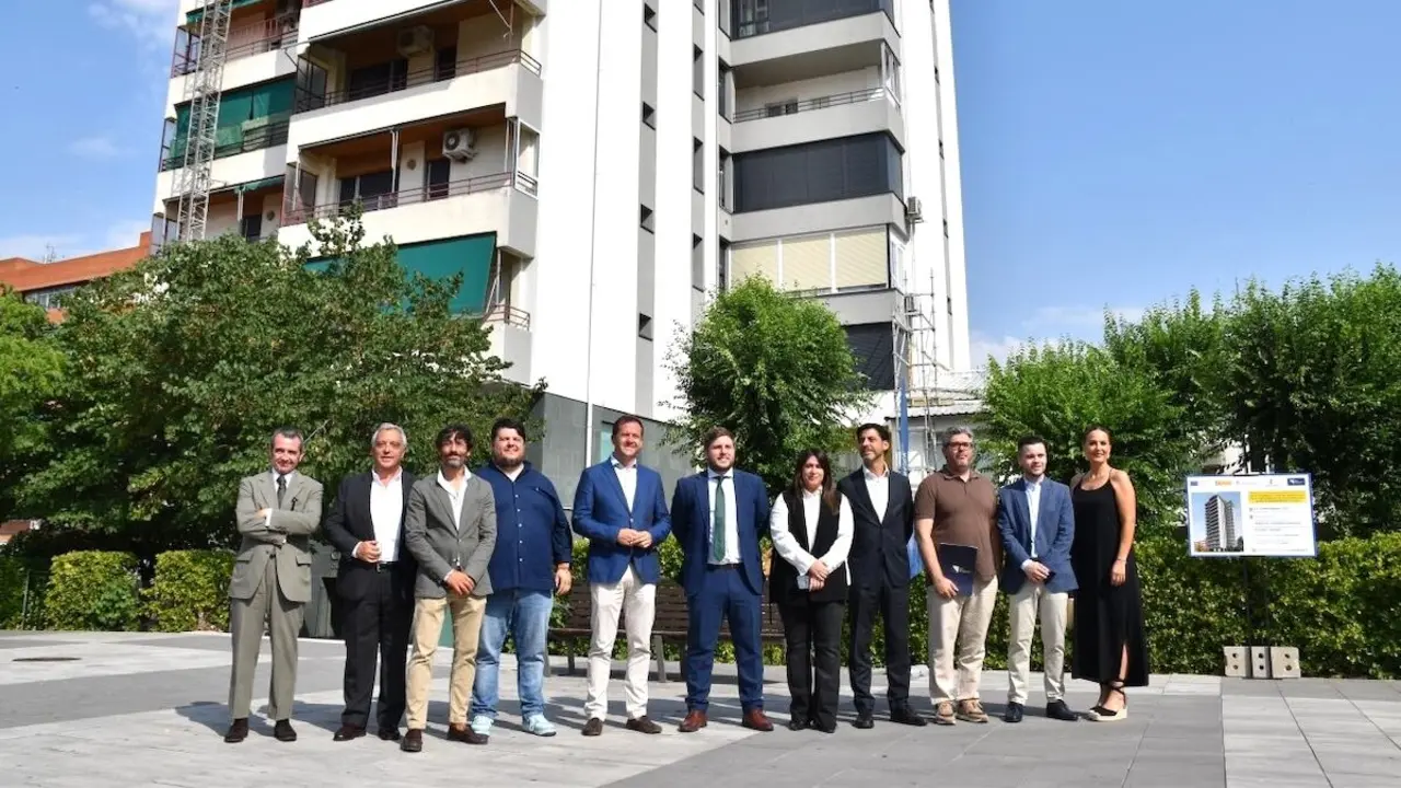 El consejero de Fomento de Castilla-La Mancha, Nacho Hernando, ha visitado las obras de rehabilitación de las comunidades de propietarios de Fuentebrada y Jardines 202, en calle Río Fuentebrada de Toledo