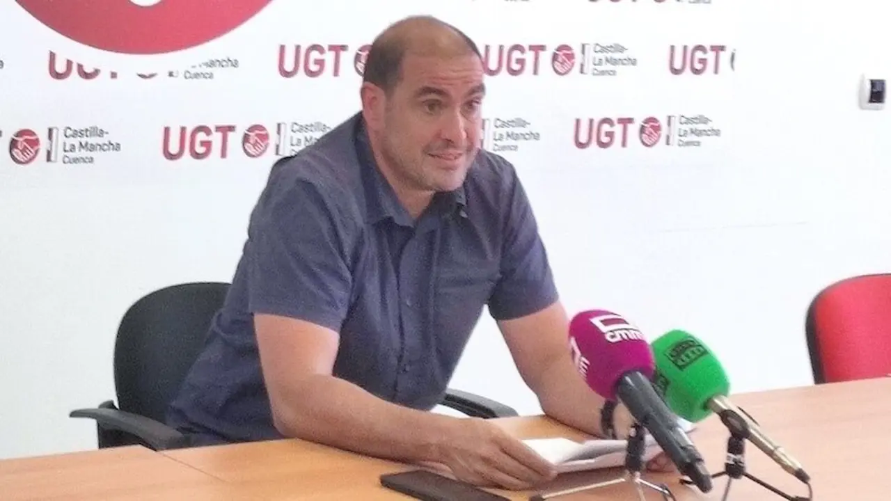 El secretario general de UGT Cuenca, Vicente Martínez, durante la rueda de prensa que ha ofrecido