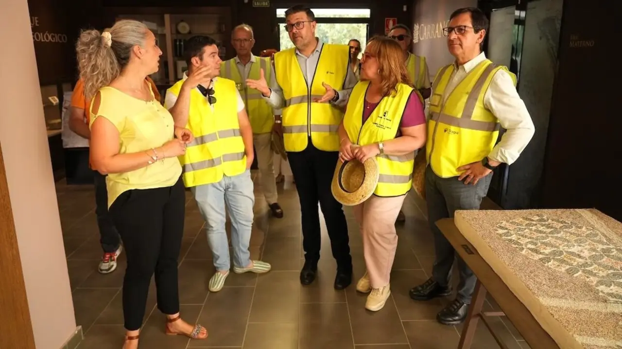 El consejero de Educación, Cultura y Deportes, Amador Pastor, durante la visita que ha realizado al Parque Arqueológico de Carranque