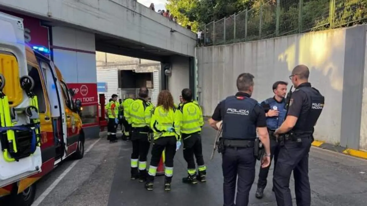 Herida crítica una mujer tras caer desde 7 metros: un desconocido la ha empujado