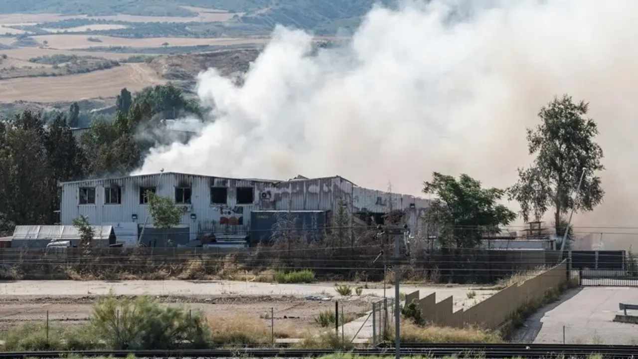 Vista del incendio de una planta de reciclaje de baterías de litio de Azuqueca de Henares (Guadalajara) - EFE/Nacho Izquierdo