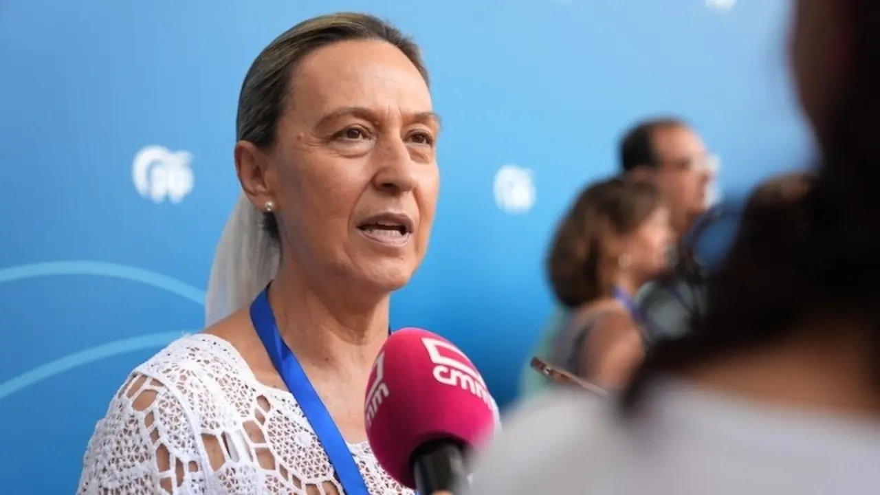 La coordinadora general del Partido Popular de Castilla-La Mancha y alcaldesa de Guadalajara, Ana Guarinos, atendiendo a los medios de comunicación este domingo