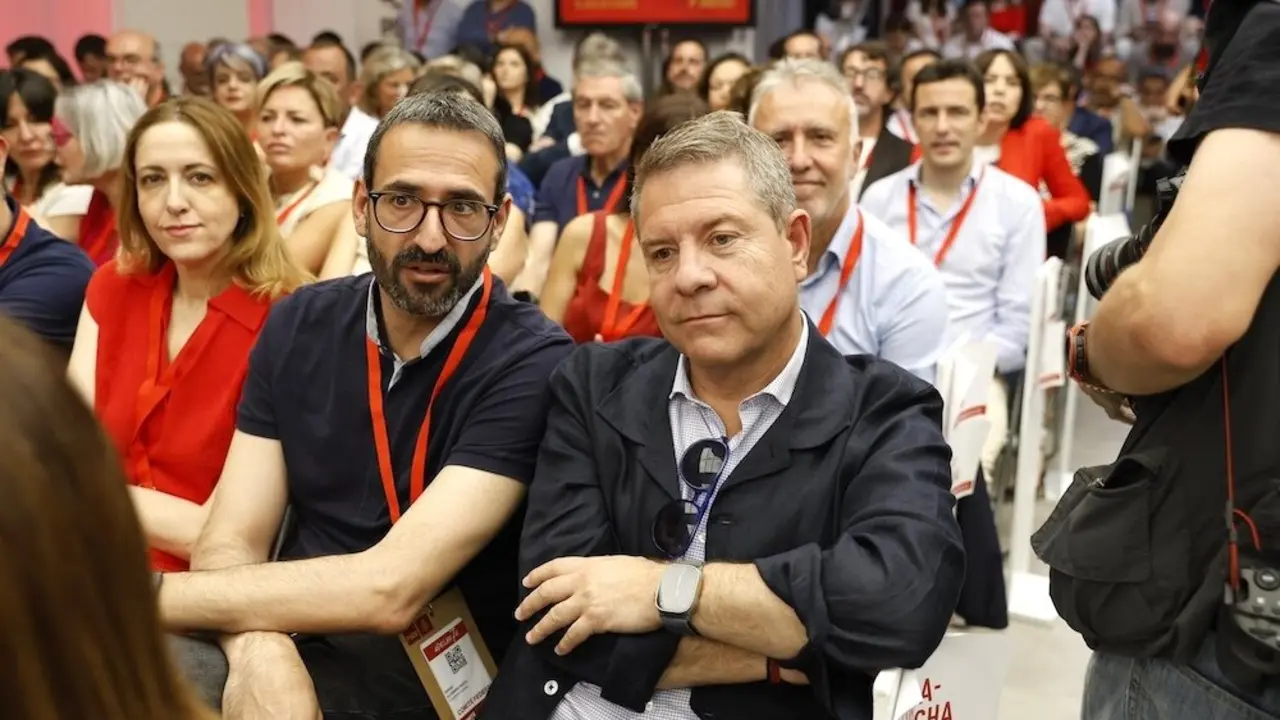 El presidente de Castilla-La Mancha, Emiliano García-Page (d), durante la reunión del Comité Federal del PSOE de este sábado