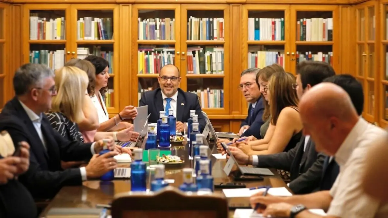 En la imagen un instante de la reunión de la Junta de Portavoces y Mesa de las Cortes de Castilla-La Mancha