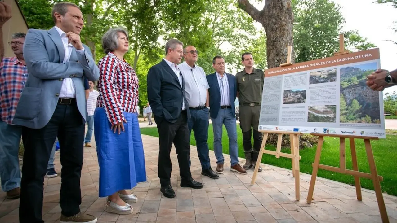 El presidente de Castilla-La Mancha, Emiliano García-Page, ha inaugurado en Uña (Cuenca), la recuperación de la barrera tobácea de la Laguna de Uña