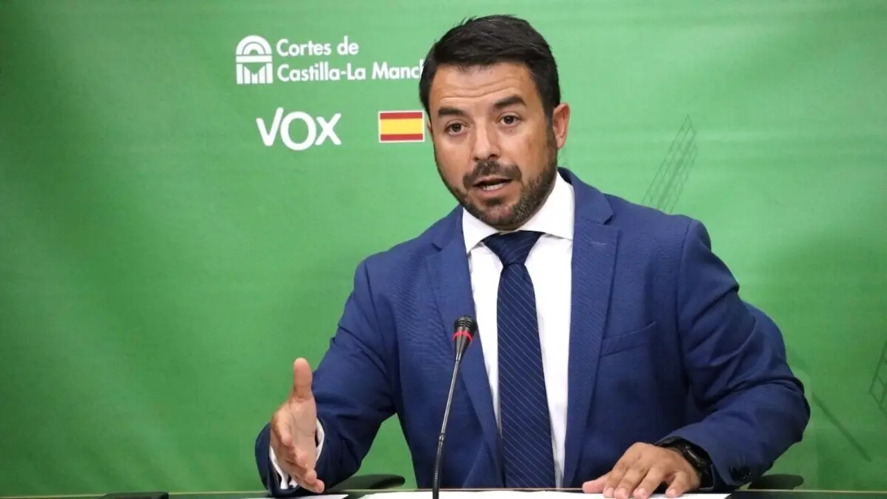 El portavoz de Vox en las Cortes de Castilla-La Mancha, Iván Sánchez, durante la rueda de prensa que ha ofrecido en el Parlamento regional