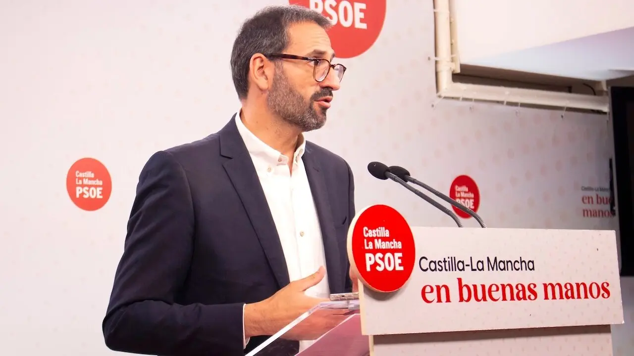 El secretario de Organización del PSOE de Castilla-La Mancha y diputado nacional, Sergio Gutiérrez, durante la rueda de prensa que ha ofrecido en la sede de los socialistas en Toledo