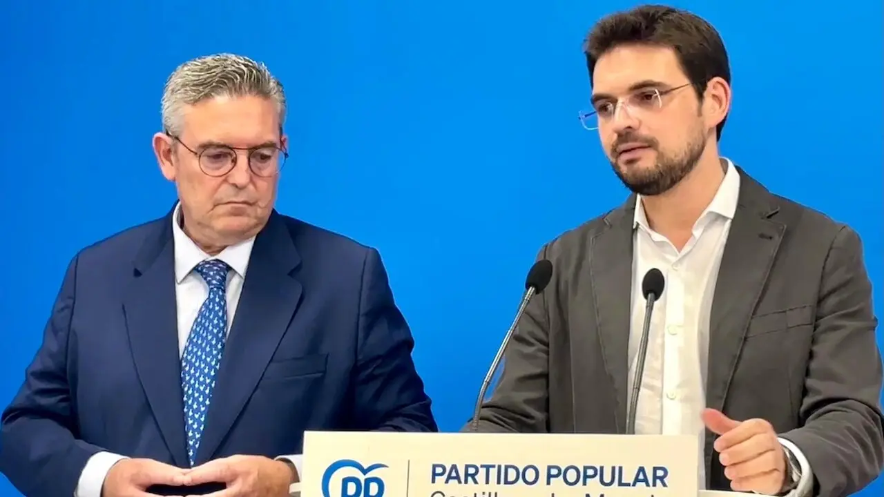 Los diputados regionales del PP de Castilla-La Mancha, Santiago Lucás-Torres y Santiago Serrano, durante la rueda de prensa que han ofrecido en la sede de los 'populares' en Toledo