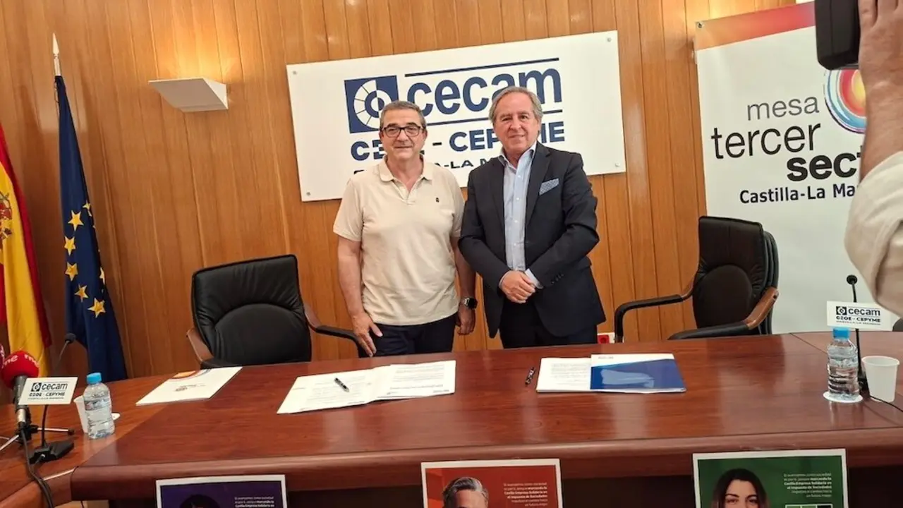 El presidente de la Mesa del Tercer Sector de Castilla-La Mancha, José Antonio Romero, y el de la Confederación Regional de Empresarios de Castilla-La Mancha, Ángel Nicolás, presentan la campaña de la 'Casilla Solidaria'
