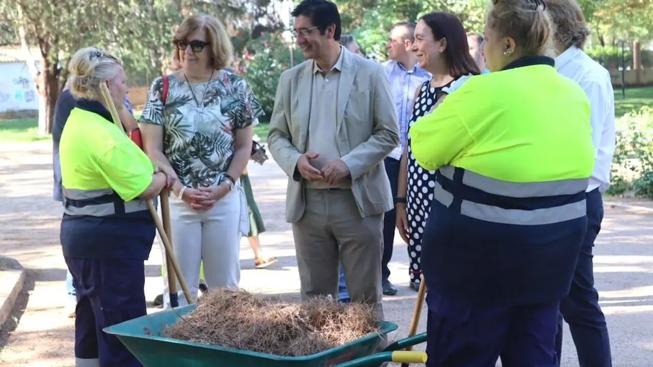 El vicepresidente segundo del Gobierno de Castilla-La Mancha, José Manuel Caballero, ha visitado el trabajo desarrollado dentro del programa de Apoyo Activo al Empleo en Alcázar de San Juan (Ciudad Real)