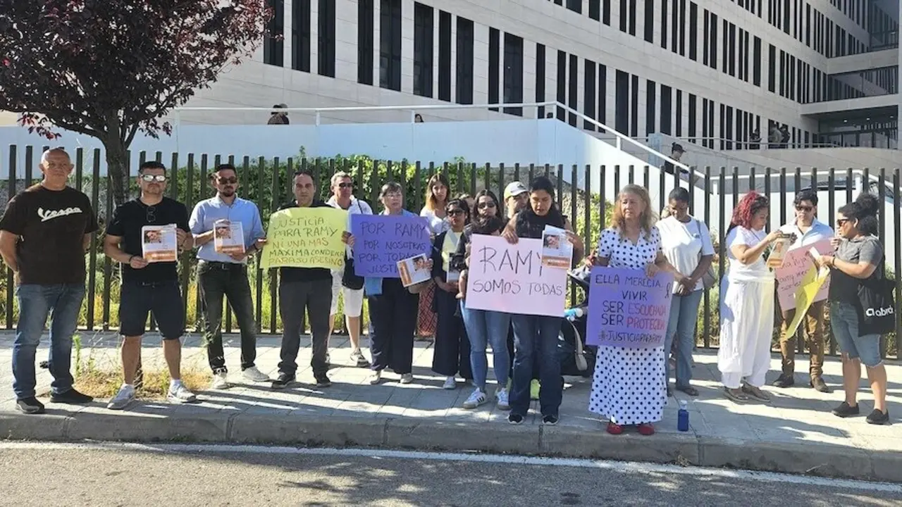 Amigos y familiares de Ramy, asesinada por su pareja en Guadalajara, piden justicia