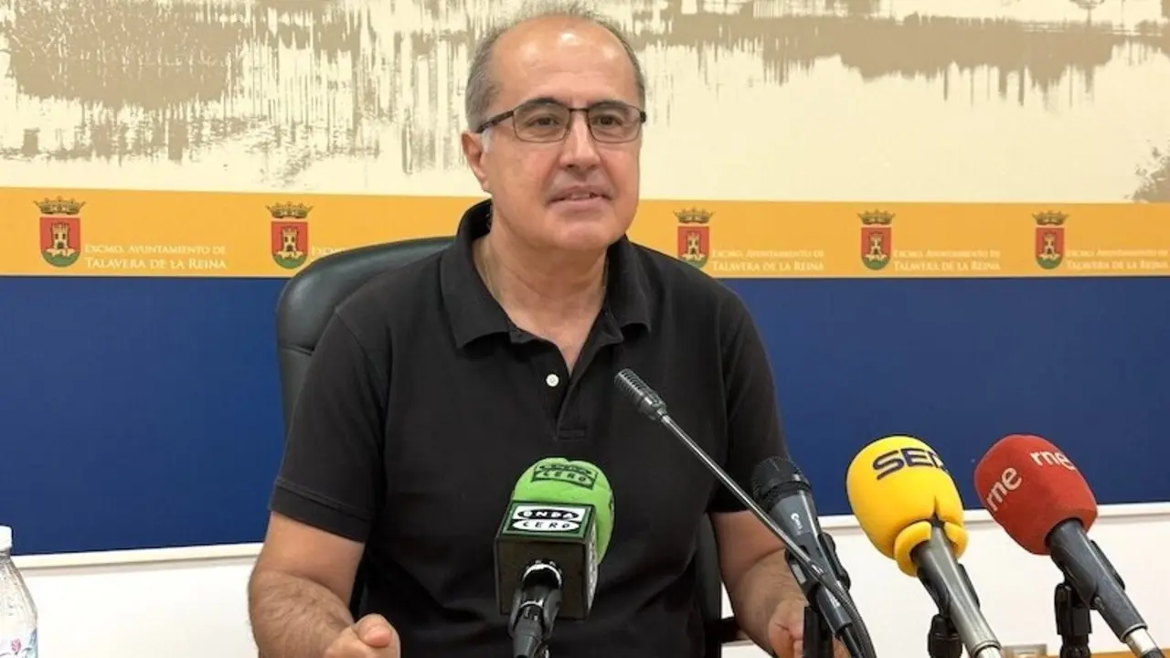 El portavoz del equipo de gobierno del Ayuntamiento de Talavera de la Reina (Toledo), Jesús García-Barroso, en rueda de prensa