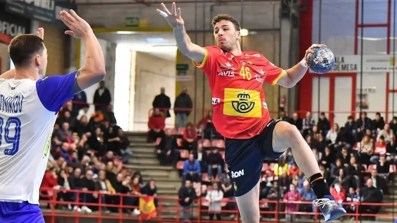 El lateral derecho David Fernández, procedente del Oporto, nuevo jugador del BM Caserío