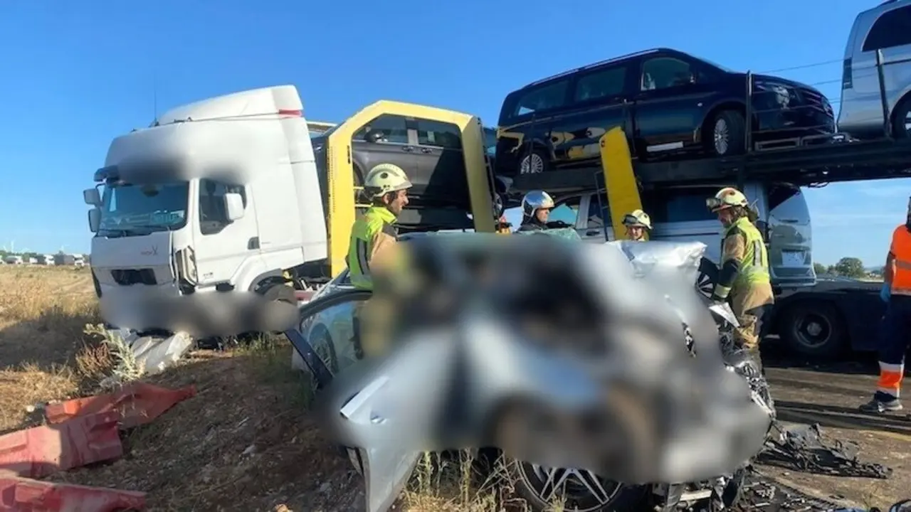 Muere el conductor de un coche tras colisionar con un camión en una carretera