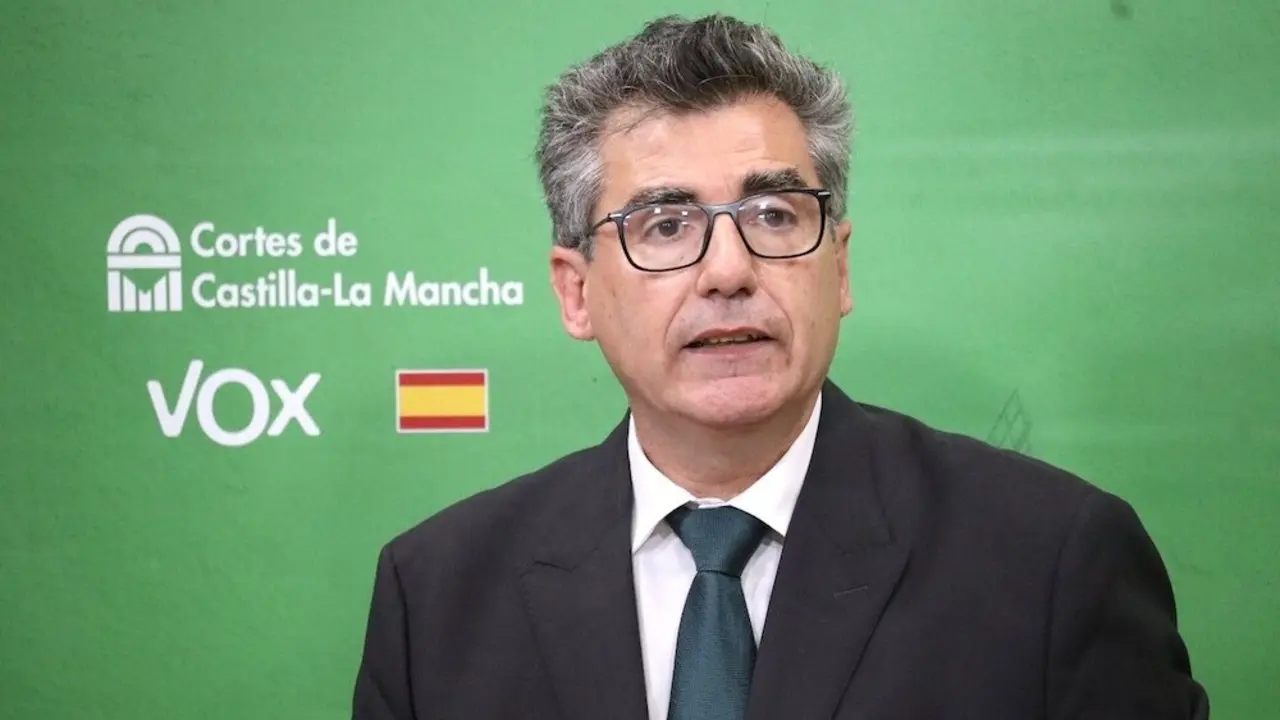 El diputado regional de Vox, Francisco Cobo, durante la rueda de prensa que ha ofrecido