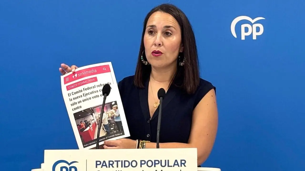 La portavoz del PP de Castilla-La Mancha, Alejandra Hernández, durante la rueda de prensa que ha ofrecido