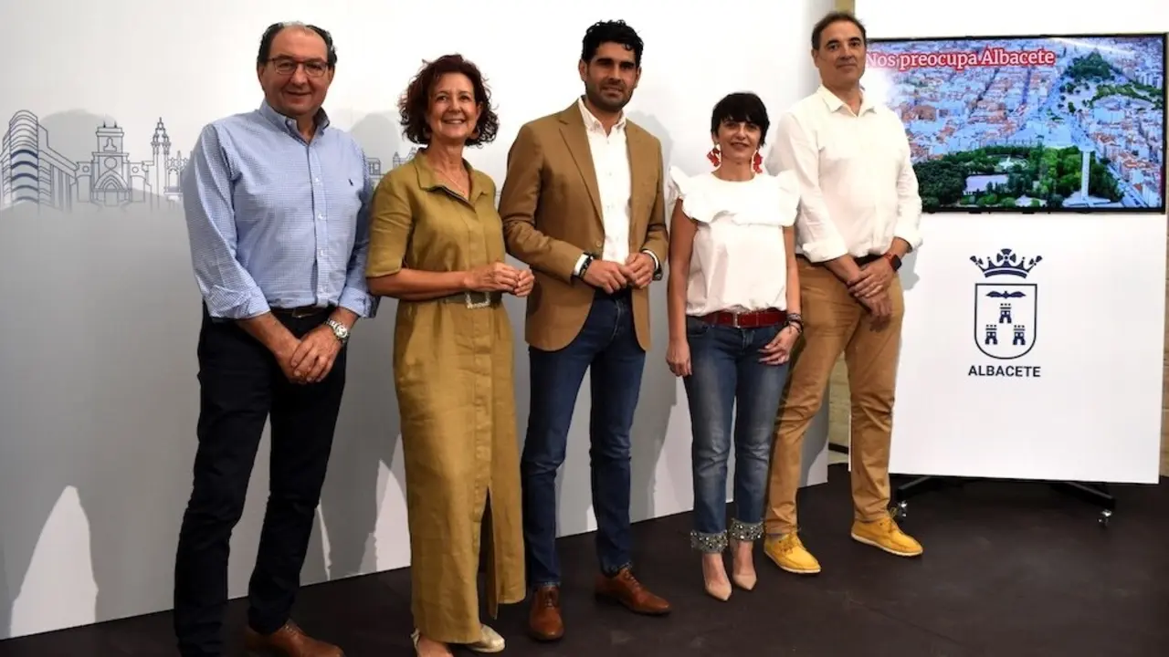 El portavoz del PSOE en el Ayuntamiento de Albacete, José González, junto al resto de ediles, durante la rueda de prensa